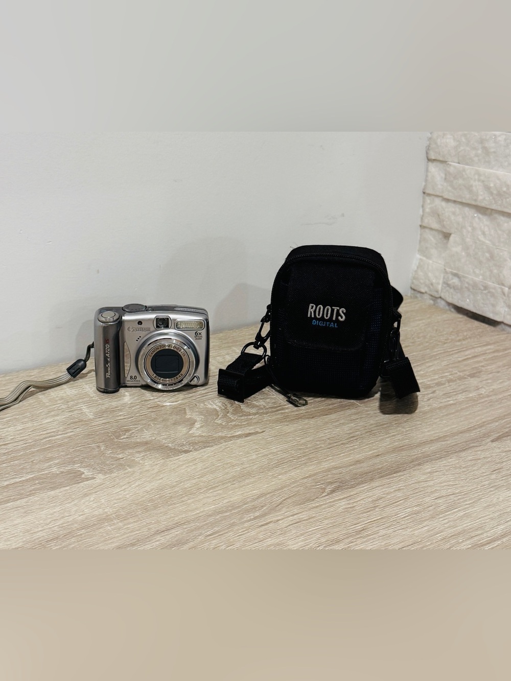 Canon PowerShot A720 IS 8.0MP Digital Camera Bundle w/ Roots Case - Tested Works